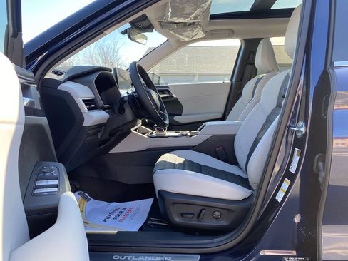 New 2025 Mitsubishi Outlander SE image 12