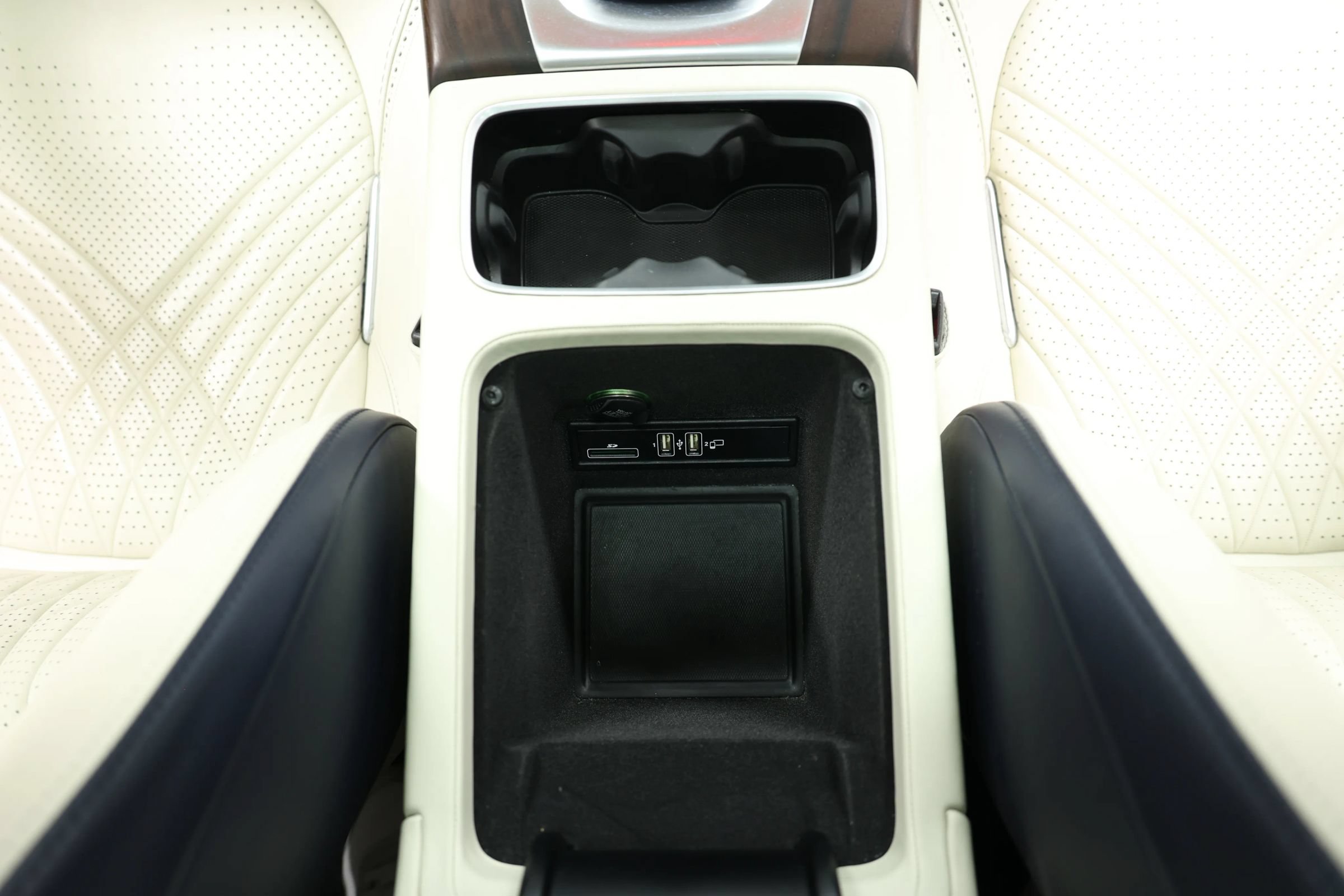 Used 2021 Aston Martin DBX AWD/4WD image 41