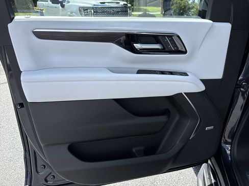 New 2025 Chevrolet Suburban Premier AWD/4WD image 22