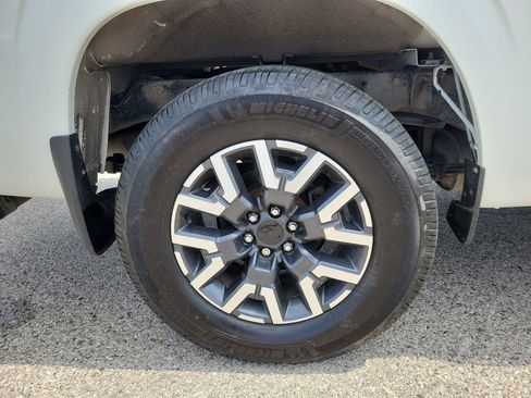 Used 2022 Nissan Frontier SV AWD/4WD image 5