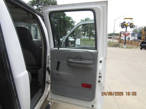 Used 2004 Ford F550 2WD Crew Cab Super Duty image 17