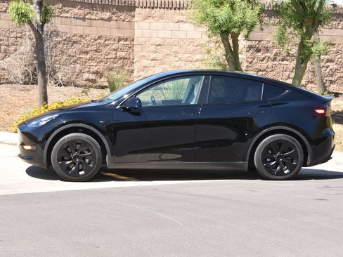 Used 2022 Tesla Model Y Long Range image 13