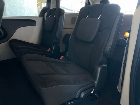 Used 2018 Dodge Grand Caravan SE w/ UConnect Hands-Free Group image 19