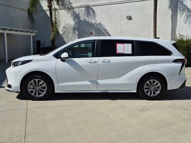 Used 2026 Toyota Sienna LE FWD image 9