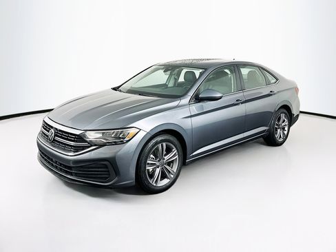 Used 2024 Volkswagen Jetta SE image 3