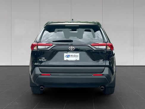 Used 2022 Toyota RAV4 LE AWD/4WD image 4