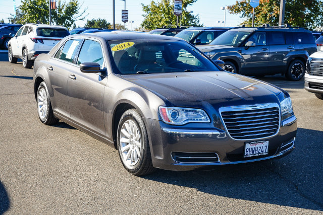Used 2014 Chrysler 300 RWD image 6