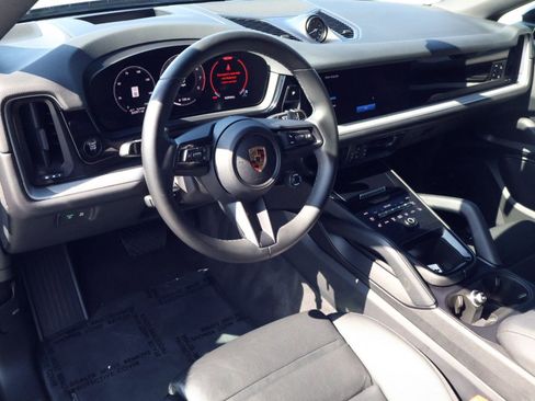 Certified 2024 Porsche Cayenne Coupe image 4