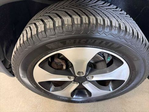 Certified 2019 Jeep Compass Latitude w/ Cold Weather Group FWD image 8