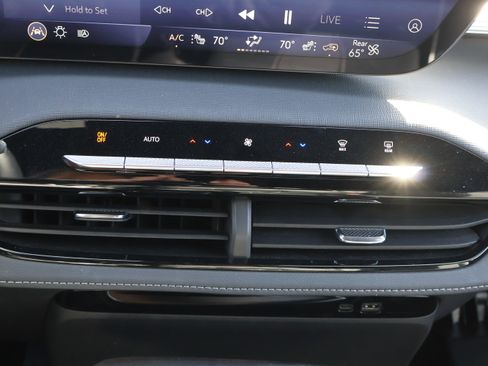 Used 2025 Buick Enclave Preferred image 26