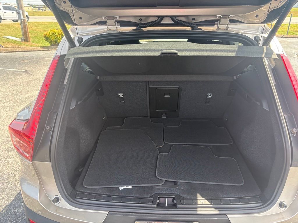 Used 2024 Volvo XC40 B5 Core AWD/4WD image 9