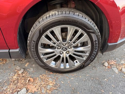 Used 2022 Toyota Venza XLE image 8