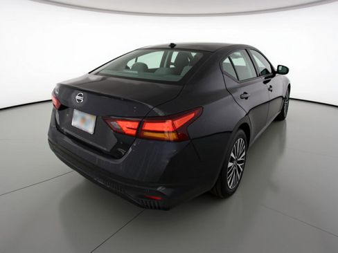Used 2025 Nissan Altima 2.5 SV FWD image 9