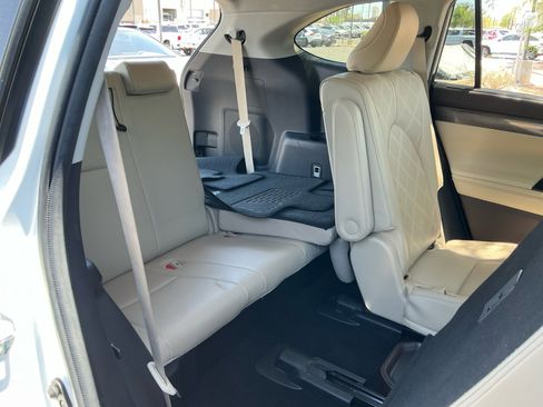Used 2022 Toyota Highlander Platinum FWD image 18