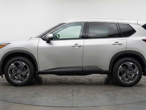 Used 2025 Nissan Rogue SV image 5