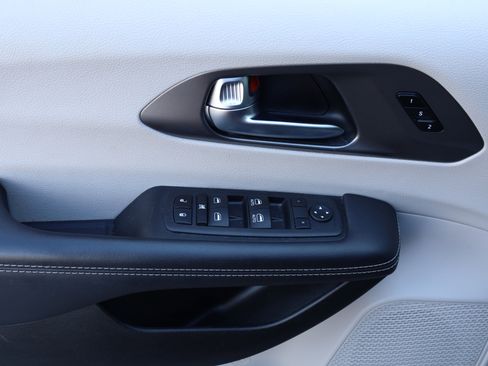 Used 2023 Chrysler Pacifica Touring-L image 33