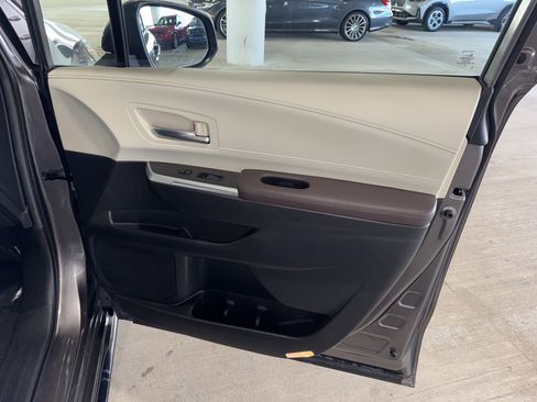Used 2024 Toyota Sienna Platinum image 9