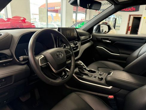 Used 2025 Toyota Highlander XSE AWD/4WD image 16