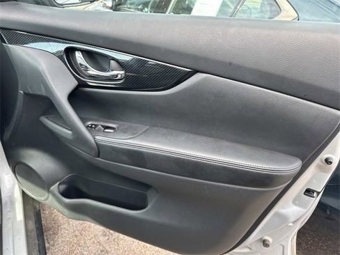 Used 2018 Nissan Rogue SL image 17