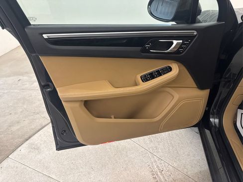 Used 2017 Porsche Macan AWD/4WD image 32