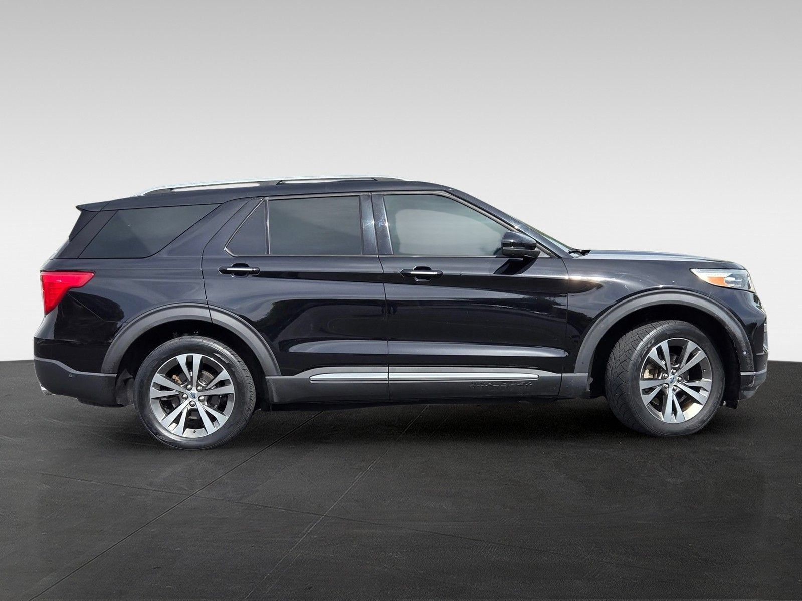 Used 2020 Ford Explorer Platinum w/ Premium Technology Package AWD/4WD image 4