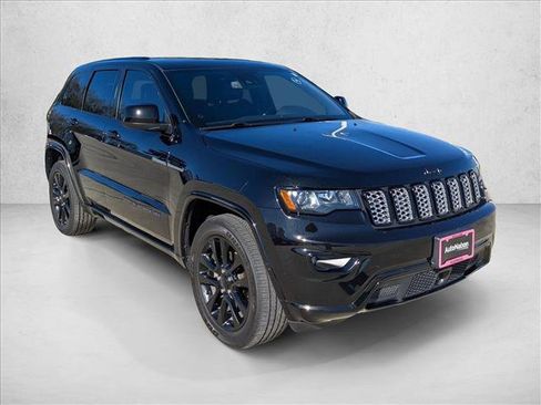 Used 2020 Jeep Grand Cherokee Altitude image 3