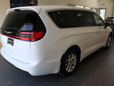 Used 2023 Chrysler Pacifica Touring-L image 20