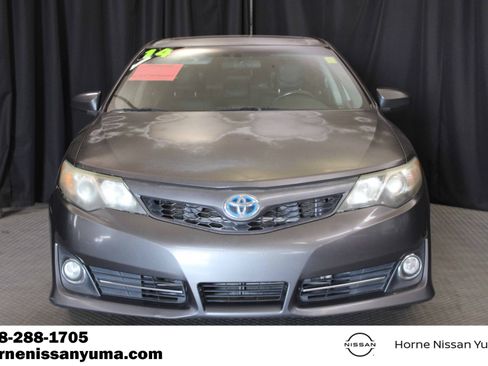 Used 2014 Toyota Camry SE w/ Moonroof Package FWD image 2