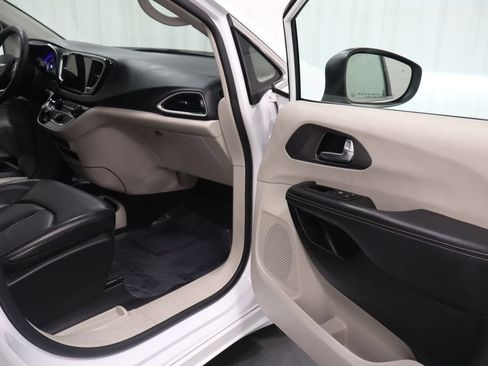Certified 2023 Chrysler Pacifica Touring-L FWD image 15