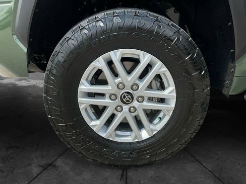 Used 2022 Toyota Tundra SR5 w/ SR5 Convenience Package AWD/4WD image 15