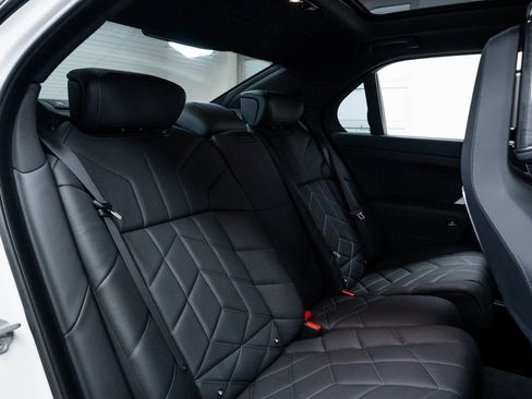 Used 2024 BMW i7 xDrive60 image 25