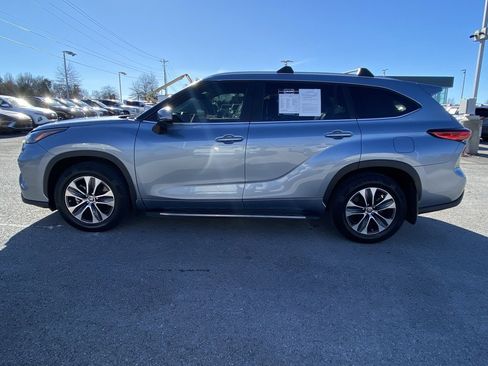 Used 2023 Toyota Highlander XLE image 4