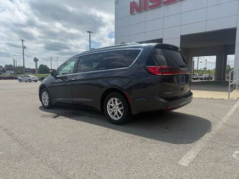 Used 2021 Chrysler Pacifica Touring-L FWD image 3