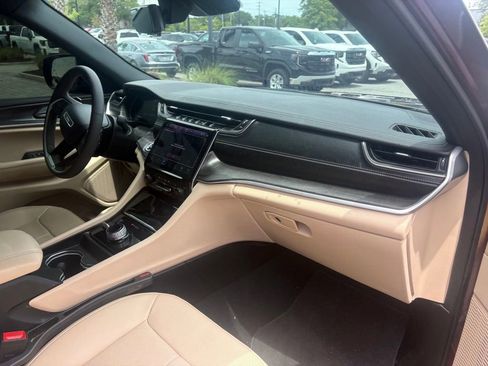 Used 2025 Jeep Grand Cherokee Limited w/ Luxury Tech Group II AWD/4WD image 16