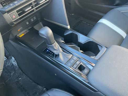 Used 2025 Toyota Camry SE image 28