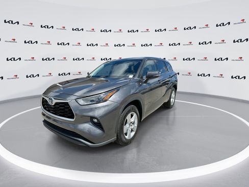 Used 2022 Toyota Highlander LE image 4