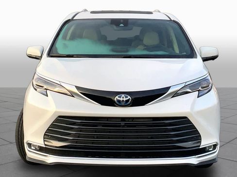 Used 2025 Toyota Sienna Platinum AWD/4WD image 4