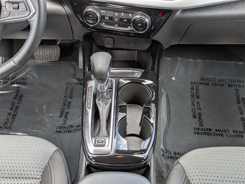 Certified 2025 Chevrolet Trax LT w/ LT Convenience Package FWD image 18