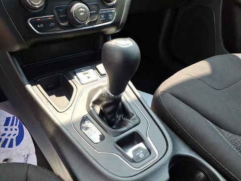 Used 2019 Jeep Cherokee Latitude w/ Popular Appearance Group FWD image 7