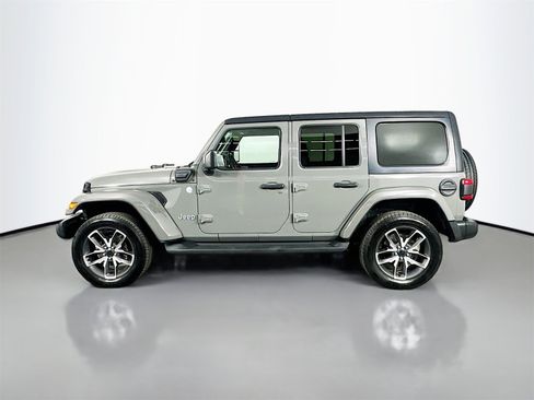 Used 2021 Jeep Wrangler Unlimited Sahara image 4