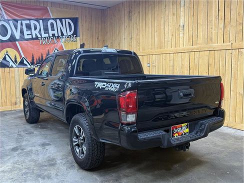Used 2018 Toyota Tacoma TRD Sport AWD/4WD image 7