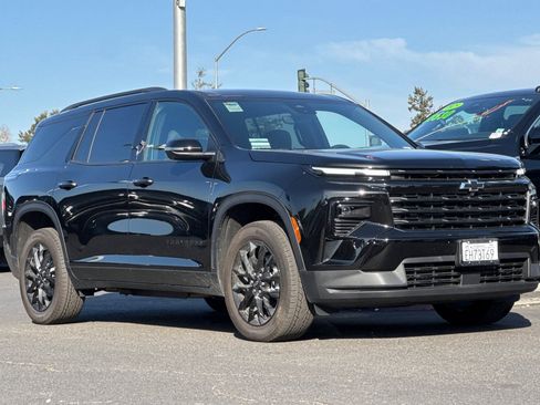 Used 2026 Chevrolet Traverse LT w/ Midnight/Sport Edition image 2