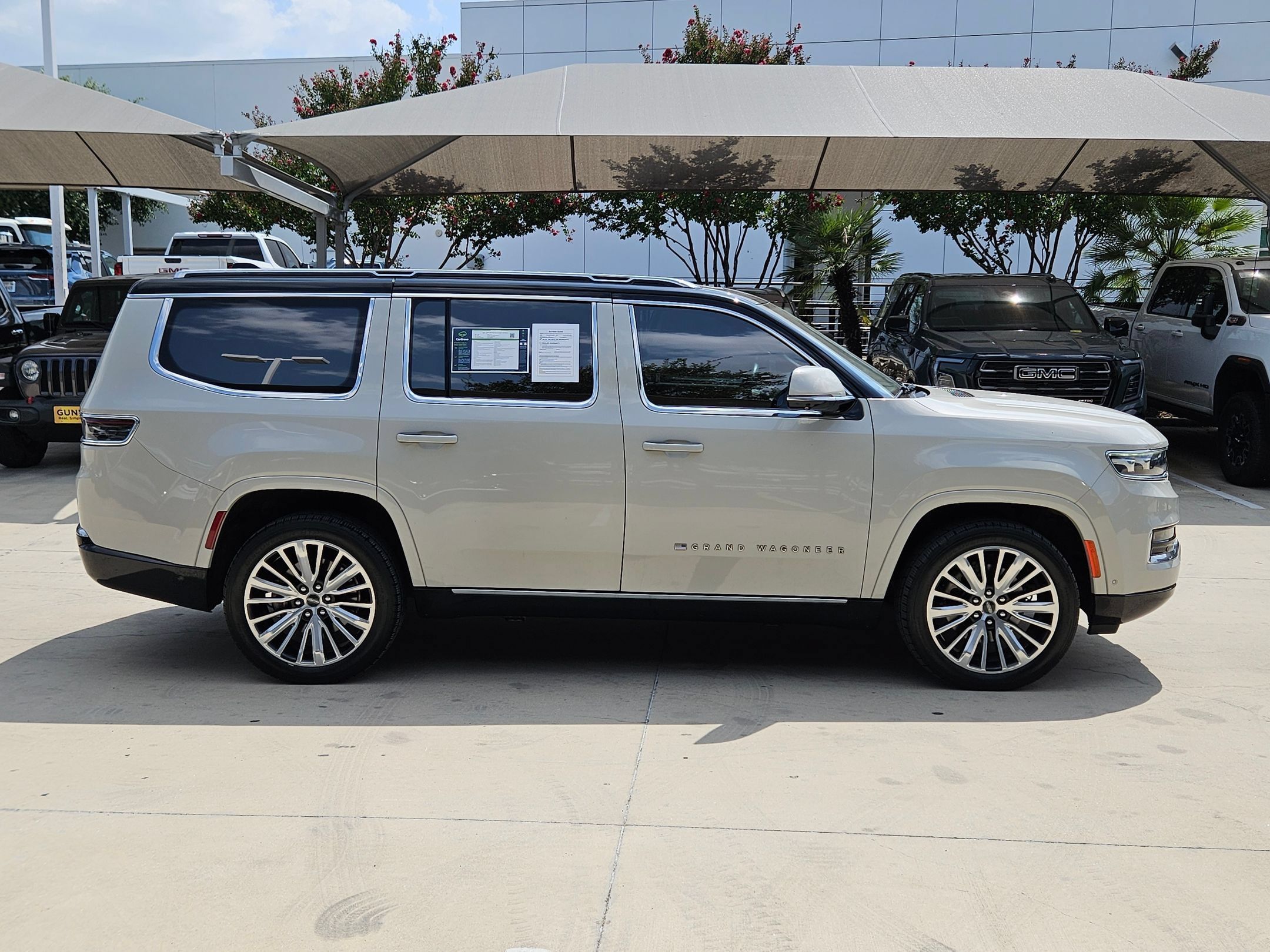 Used 2022 Jeep Grand Wagoneer Series III AWD/4WD image 2