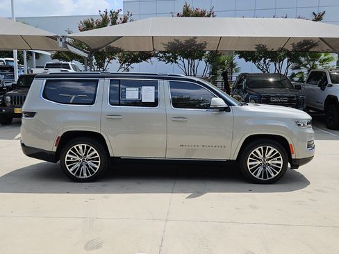 Used 2022 Jeep Grand Wagoneer Series III AWD/4WD image 2