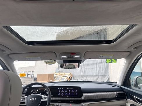 Certified 2024 Kia Telluride SX Prestige w/ Towing Package image 25