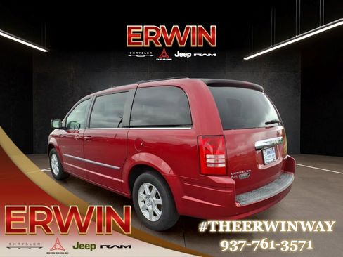 Used 2010 Chrysler Town & Country Touring FWD image 5