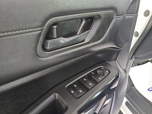 Used 2025 Nissan Pathfinder SV image 29