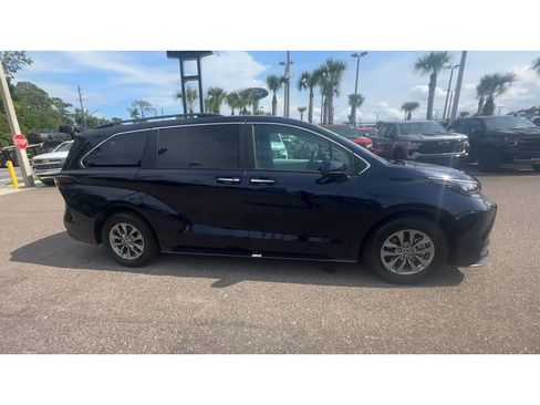 Used 2025 Toyota Sienna XLE FWD image 9