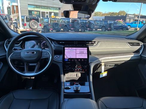 New 2025 Jeep Grand Cherokee Limited image 12