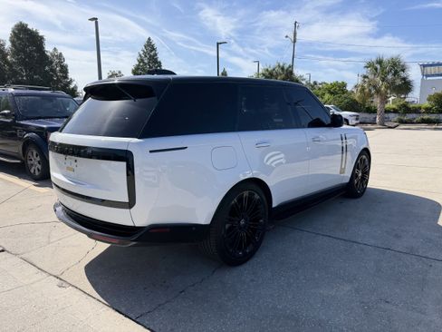 Used 2024 Land Rover Range Rover SE AWD/4WD image 3